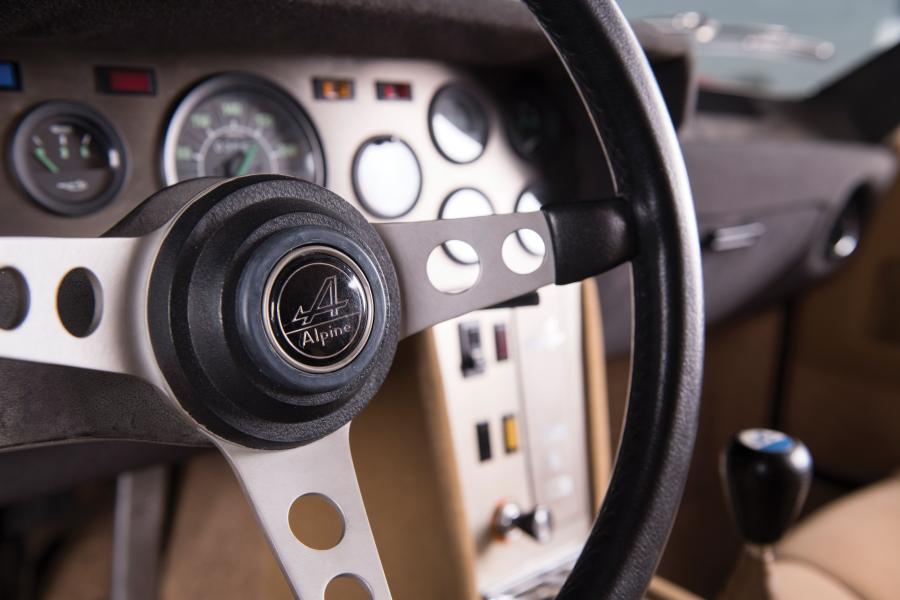 Детали интерьера Renault Alpine A310 1971 года  (фото 17 из 26)